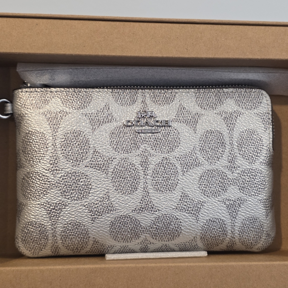 Coach Boxed Leather Corner Zip Wristlet Nwt